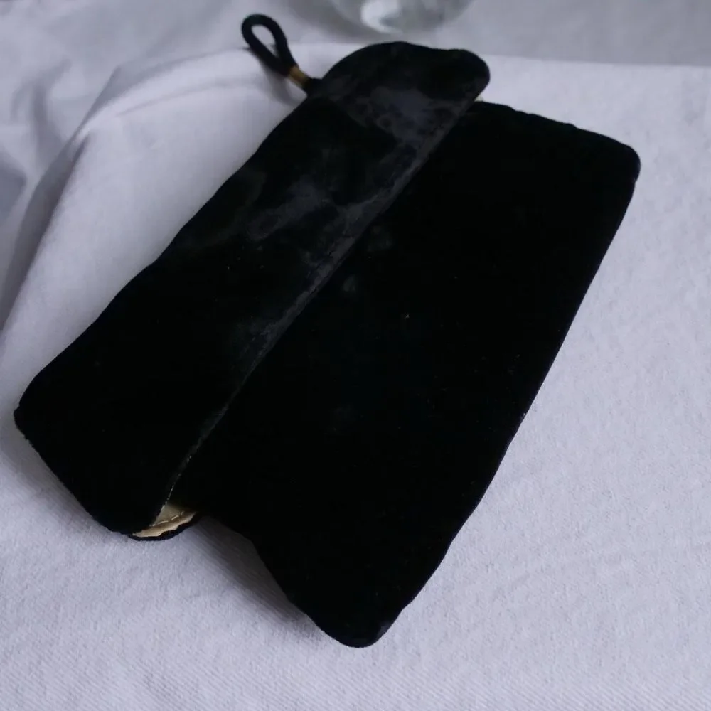 Gorgeous 1940s black‎ velvet clutch